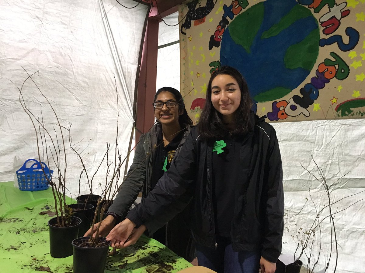 SNHSMarshall's tweet photo. Happy Earthwise Living Day! 🌎
Saving the earth one tree at a time at Leon Valley Community Center's annual Earthwise Event! 🌲🌳🍃🌹 https://t.co/GH6nrXNCTC