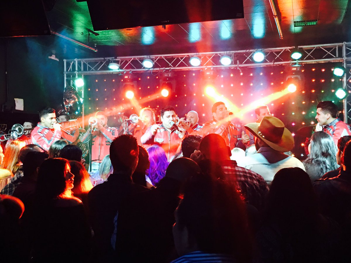 b_ranchoviejo's tweet photo. Gracias Gilroy CA por cantar y bailar al Ritmo de la BANDONONONA #QueMachin y seguimos #DejandoHuella 👣 https://t.co/4wb7lrUlBv