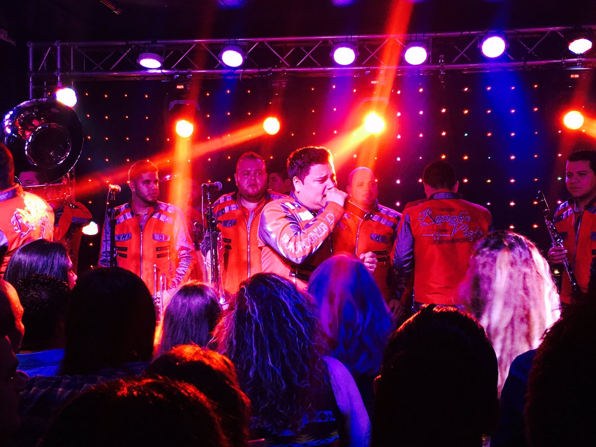 b_ranchoviejo's tweet photo. Gracias Gilroy CA por cantar y bailar al Ritmo de la BANDONONONA #QueMachin y seguimos #DejandoHuella 👣 https://t.co/1UBchobLs5