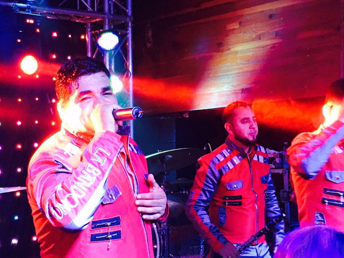 b_ranchoviejo's tweet photo. Gracias Gilroy CA por cantar y bailar al Ritmo de la BANDONONONA #QueMachin y seguimos #DejandoHuella 👣 https://t.co/1UBchobLs5