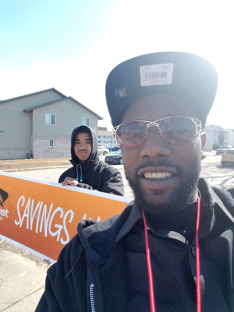 Chelsie_Rose13's tweet image. Check out the guys in La Crosse getting the word out about our amazing deals!!!  @RyanMaierMN #bestfamilyplanever #boosttakeover