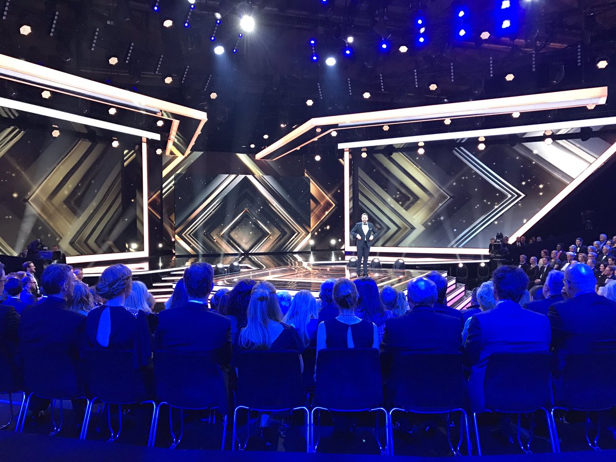 dielochis's tweet photo. Wer schaut zu?! 🤓🤓🤓 #goldenekamera #goka #gkda https://t.co/I05eHZKjhZ