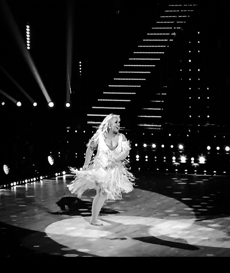 DamidotValerie's tweet photo. bonne dernière mes stars a moi!  #DALS #DALSTournee #DALSFamily 🔥❤💃 https://t.co/47CKXS9RxC