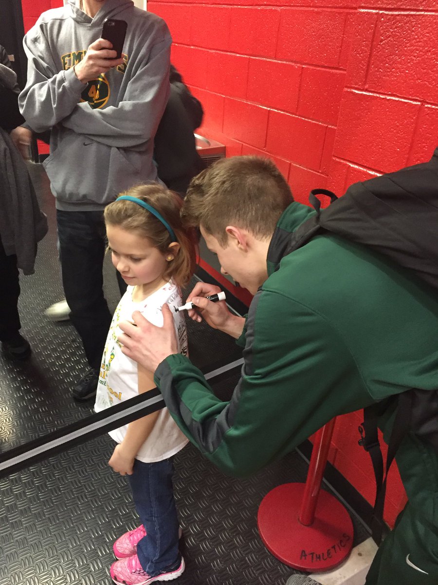 EricHoops3's tweet photo. You never realize the impact you can have on a child's life. Thanks for bringing smiles to her. @KachelriesDavid #BiggerThanBasketball https://t.co/KSsSP4hHj1