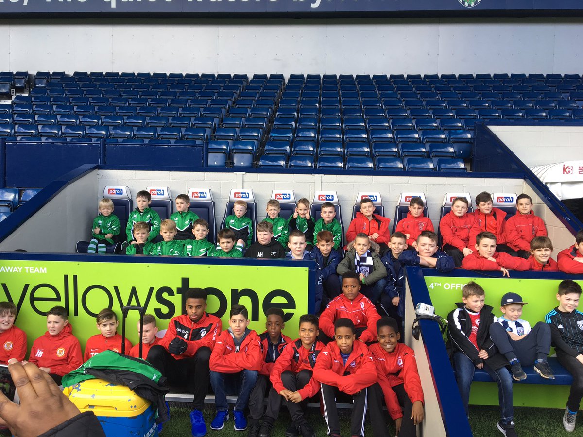 Sam_Whitmore1's tweet photo. Surprise day for some clubs from our Grassroots Week!@WWSAINTSJFC @TantanylionsFC @SilverdaleJFC @PhilHulme @middlemorelane @WBAFoundation https://t.co/T738vPVadO