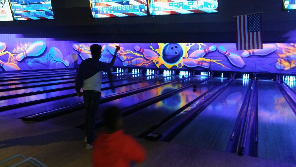 ChicagoCAPS07's tweet photo. 🎳 Englewood youth at it again... Working together, bowling together. 🎳 #weekendactivities #funinaction #lanesandpins https://t.co/1UOvnF9roW