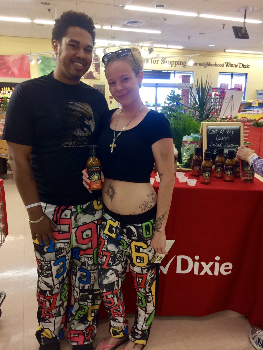 Robin_Bebe_King's tweet photo. New Out of the Weeds fans @WinnDixie Sebring. #outoftheweeds #winnlocal #saladdressings #freshfromflorida https://t.co/TfMIVacyII