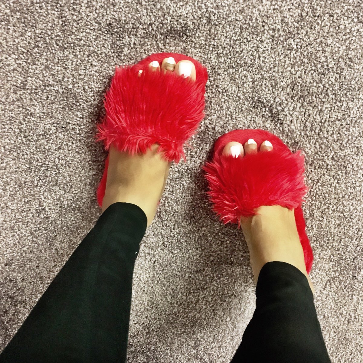 Granto198's tweet photo. ✨ F l u f  // #cosysaturday  😜✨
______________________________________________________
#whatiwore #Fluffyflipflops #ponpons #shoetrend #b... https://t.co/cUO6jFfvAC