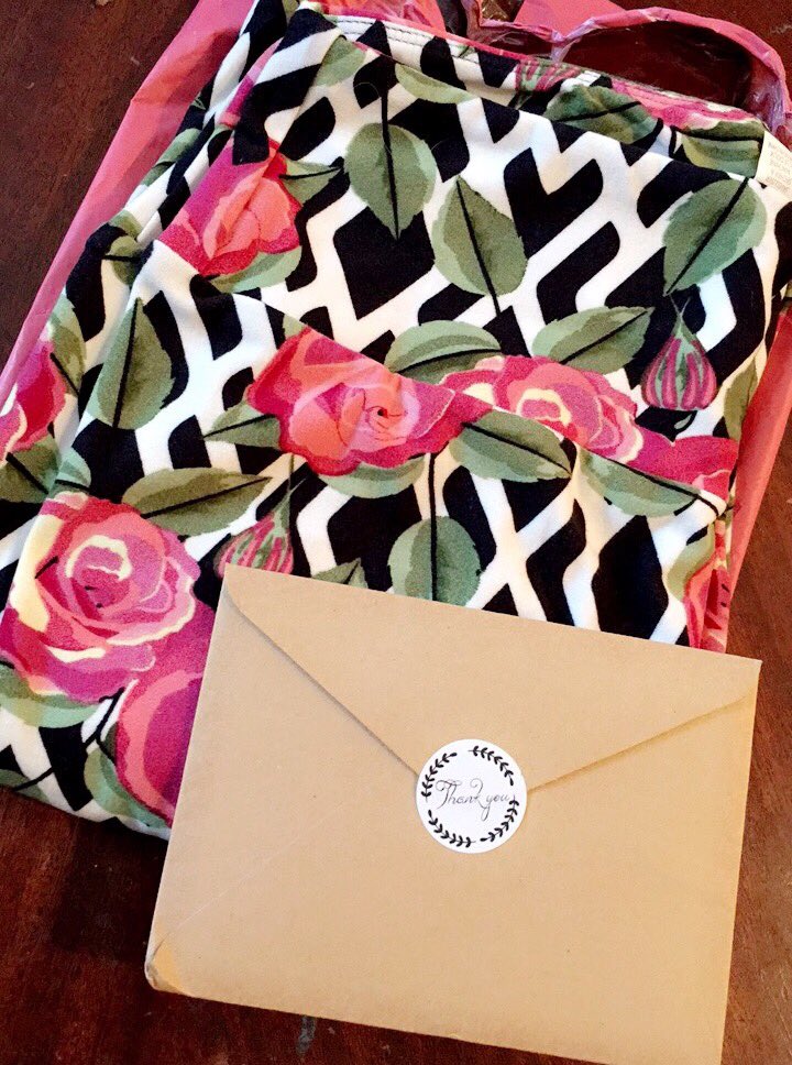 ReynaBreits's tweet photo. Won a mystery legging from another consultant, & top it off my unicorn🦄 came in the mail today!! #MyBdayWeek #ilovelularoe #unicorn #lularoe https://t.co/2ZIbqX9XsH