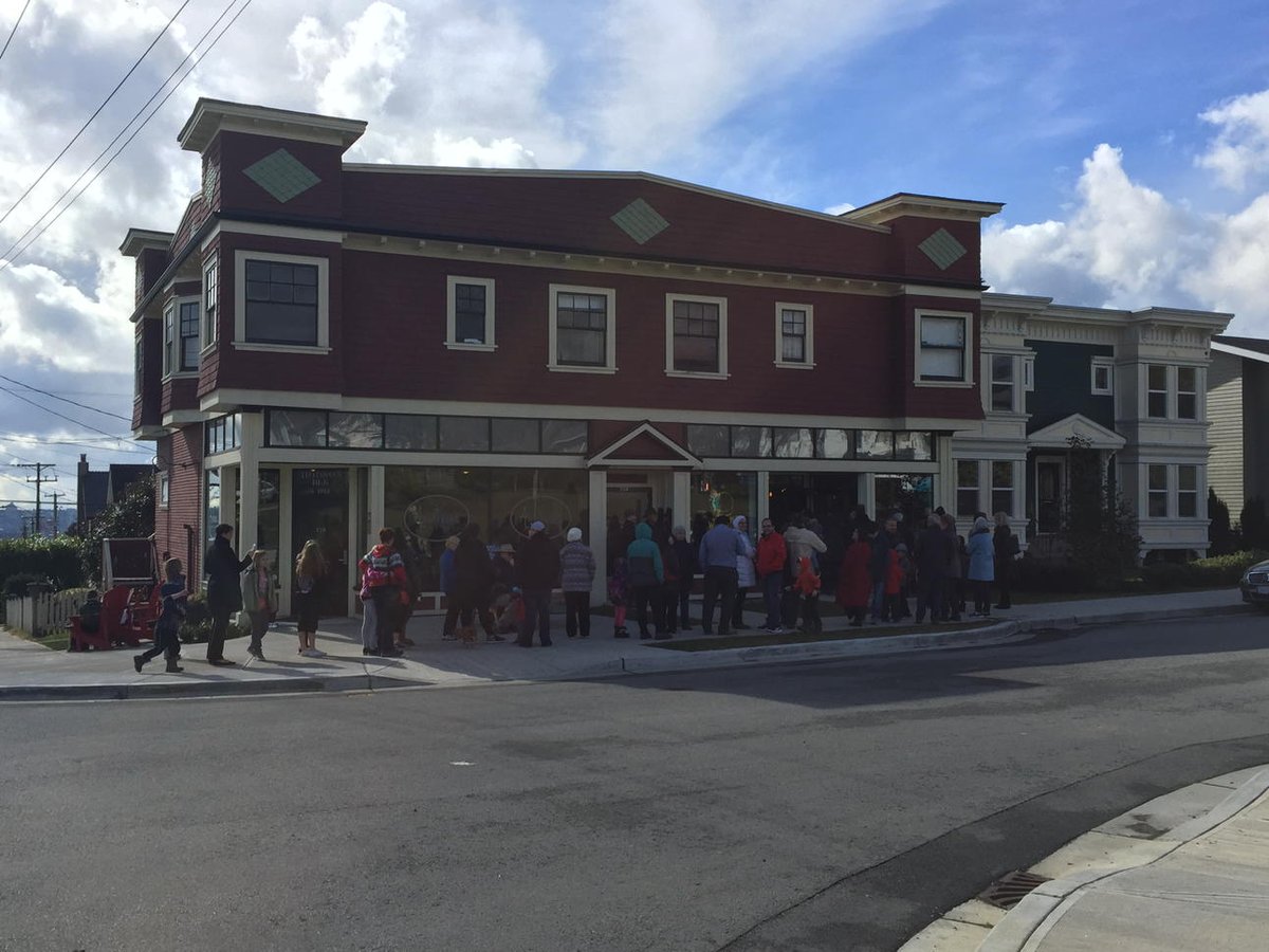 DarrellMussatto's tweet image. So what is everyone lining up for??  Our newest small business...@CityOfNorthVan