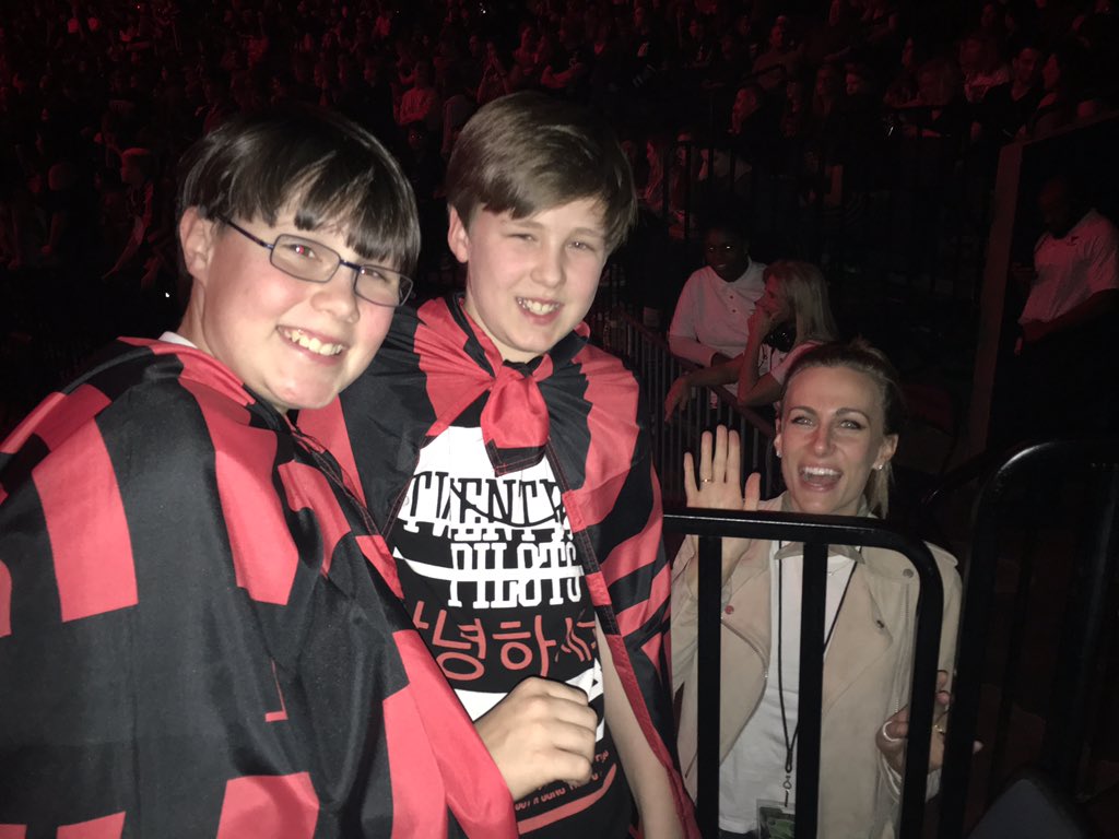 Jenna made their night! @twentyonepilots #twentyonepilots