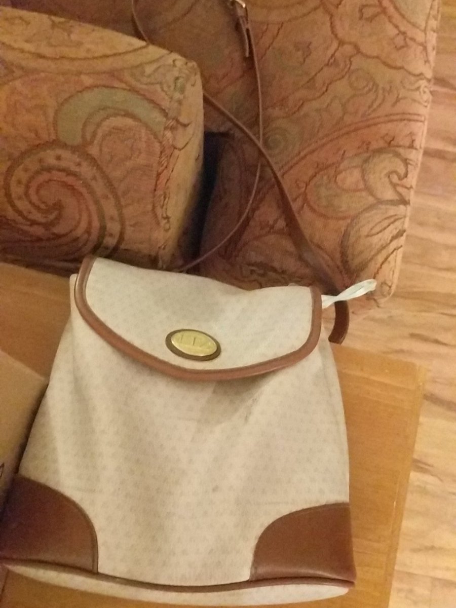 lisarottner's tweet photo. Spotted this FAKE ASS BAG. We're on to you, bxtch. #fakebag #phony https://t.co/qDlQE4eVB2