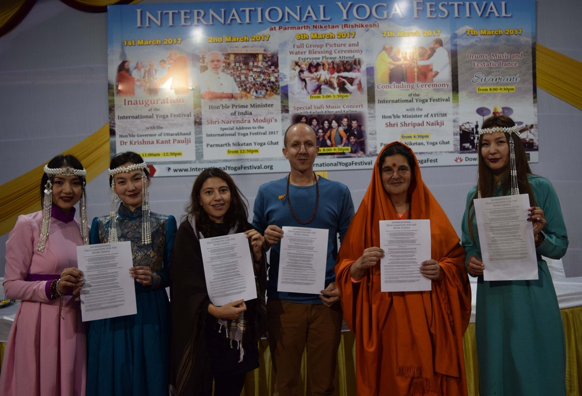 ParmarthNiketan's tweet photo. Yogis from more then 100 nations pledge to #ServeGanga, for #ClimateAction & to #improveWASH @IntlYogaFest https://t.co/twC4gxh6Hz #SDG6 https://t.co/E44zfn66Xy