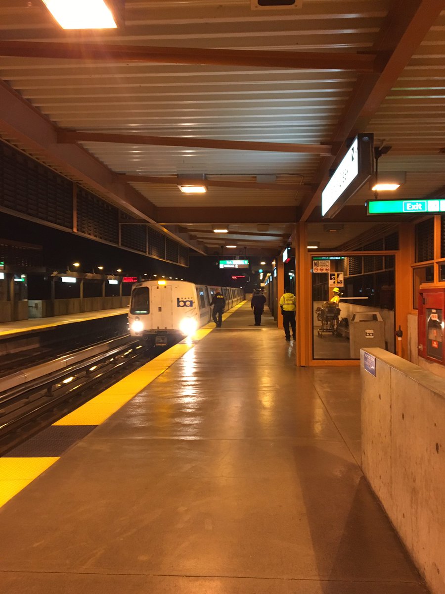 ContraCostaFire's tweet photo. Train restarted. Offloading some passengers, others will continue to Lafayette and Rockrdge #BARTIC https://t.co/zePRX9ZB5W