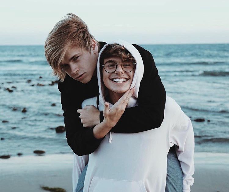 MikeyMurphy's tweet image. Met on the internet, and we've taken this picture every year since. Safe travels back to Peru buddy ☘️