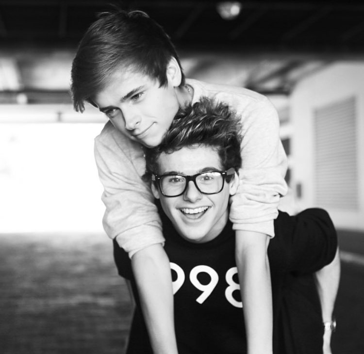 MikeyMurphy's tweet image. Met on the internet, and we've taken this picture every year since. Safe travels back to Peru buddy ☘️