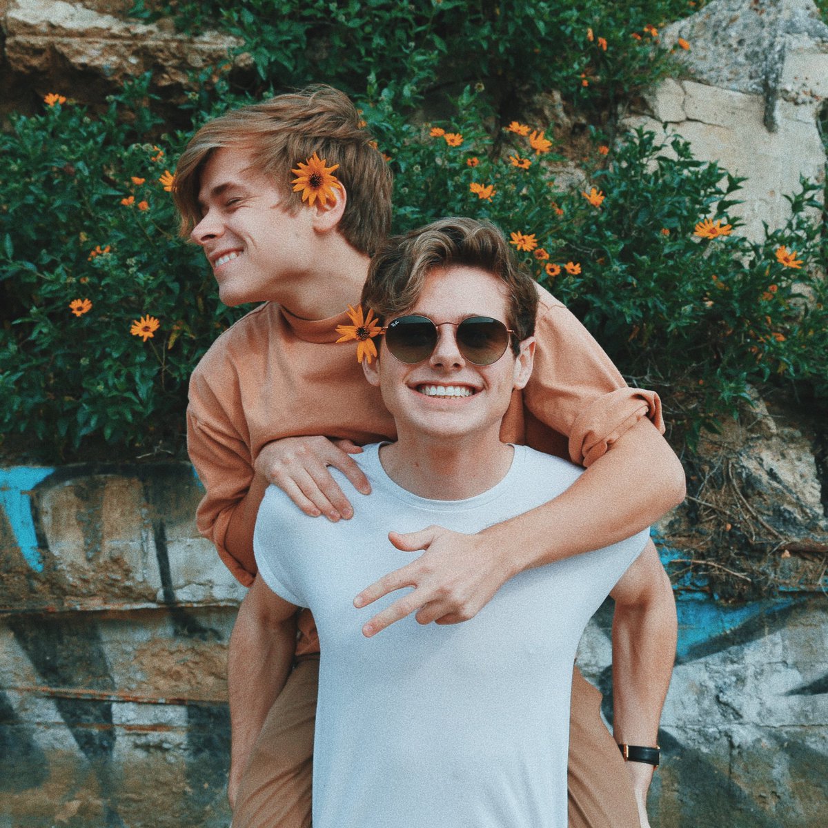 MikeyMurphy's tweet image. Met on the internet, and we've taken this picture every year since. Safe travels back to Peru buddy ☘️