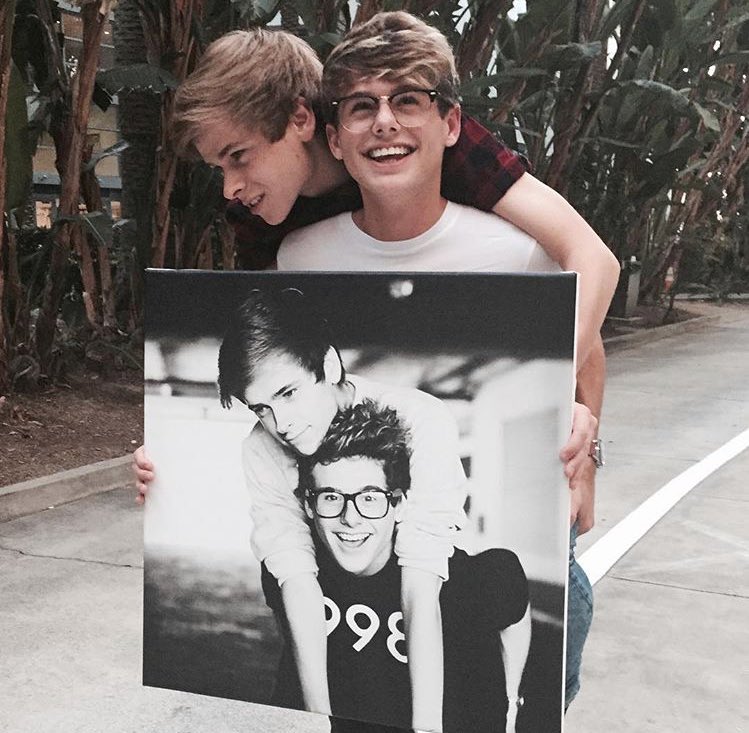 MikeyMurphy's tweet image. Met on the internet, and we've taken this picture every year since. Safe travels back to Peru buddy ☘️