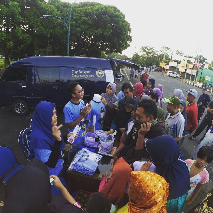beacukaiRI's tweet photo. #infoBC sosialisasi kepabeanan di alun alun Purworejo. Masyarakat mengambil kupon pertanyaan, petugas BC memberikan jawaban atas pertanyaan https://t.co/JNy8rOsbtJ