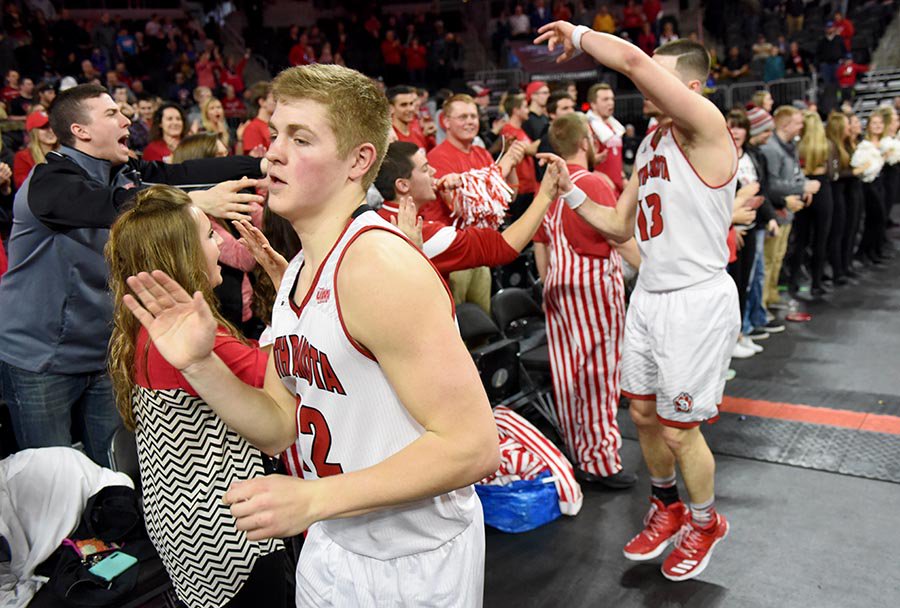pickjay's tweet image. Final score of #SummitMBB quarterfinals @SDCoyotesMBB Victory over Western Illinois (75-69) Pics: argusne.ws/2m9QMDF #March2TheSummit