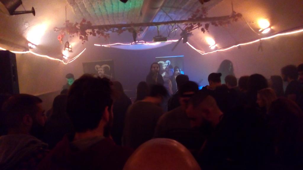 il_Conte78's tweet photo. Cose semplici x passare una piacevole serata: una pizza con amici,qualche birra,risate...un pó di Black Metal..!
#Scuorn #Selfans https://t.co/OVfNNpIQpt