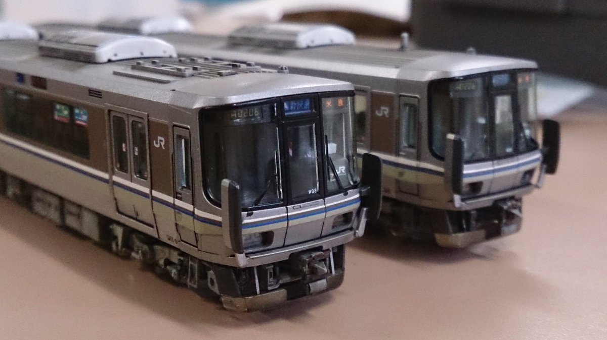 521系の幌を223に。 めっちゃかっこええやん… 前もって路線記号付幕