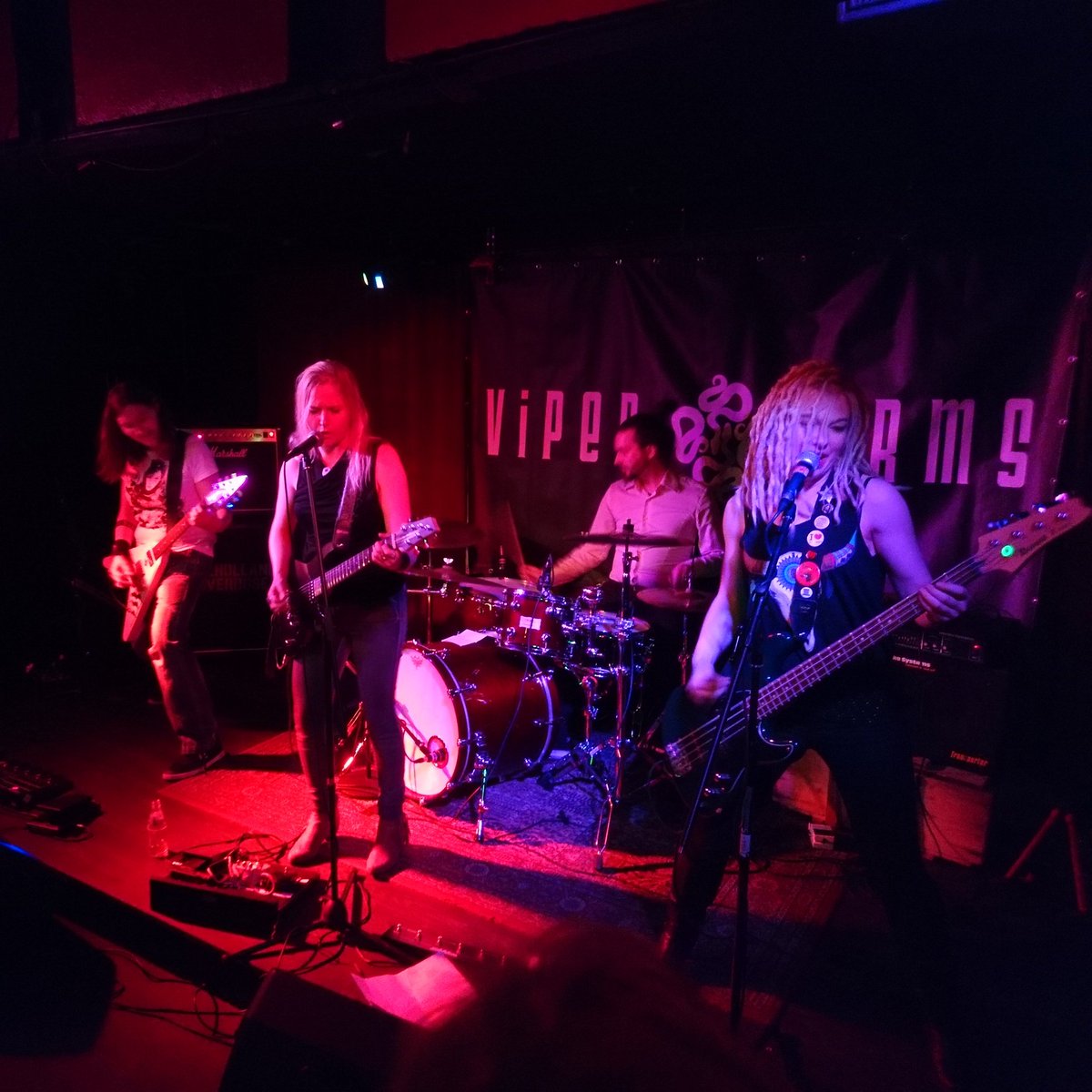 jhattara's tweet photo. Se noin yksi kerta vuodessa kun käyn keikalla. Kyllä kannatti. #ViperArms #BlackAura #BlackAuraTour #BaariBaari #Turku @ViperArms https://t.co/alVcsp0YLD