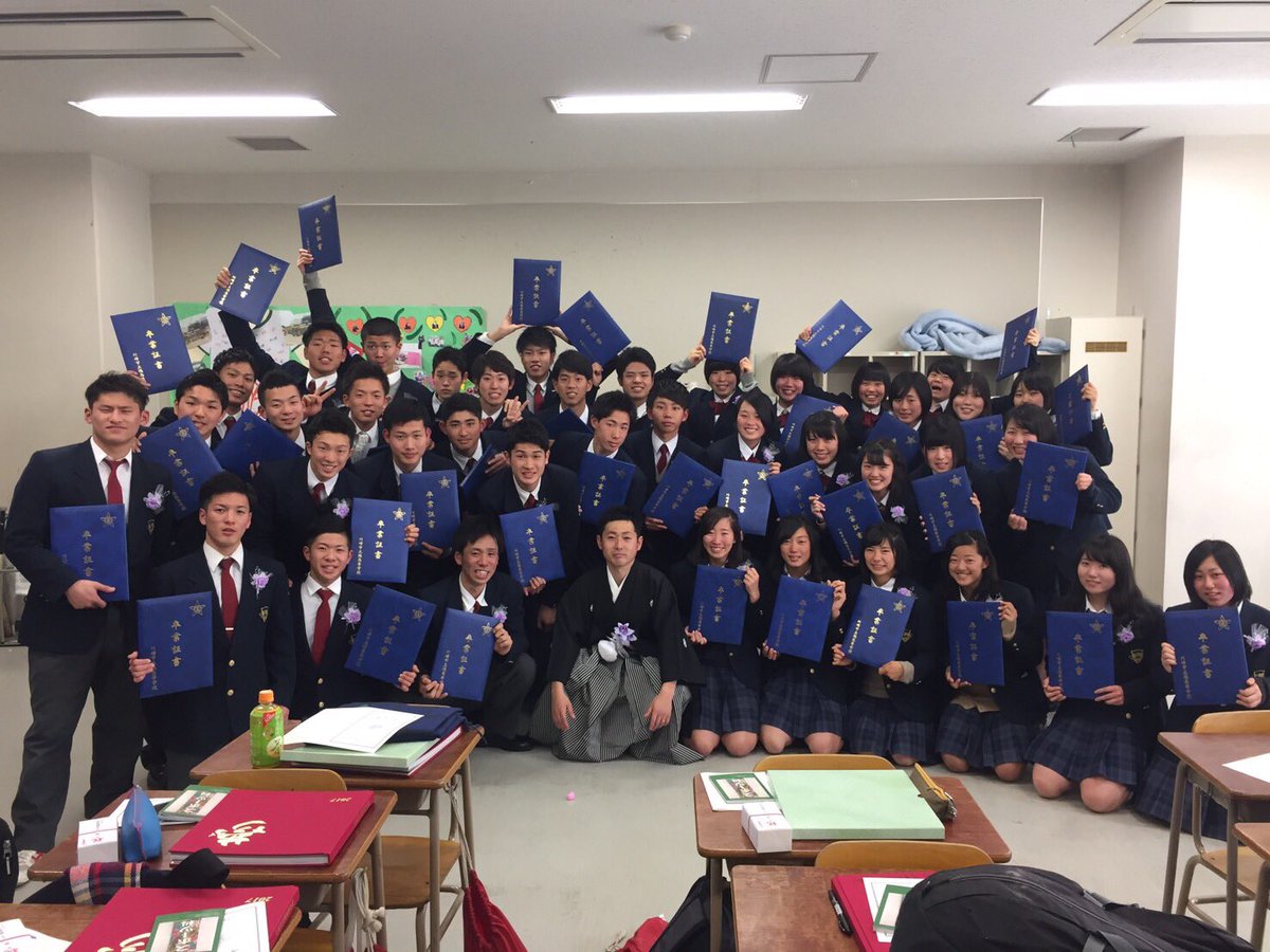 VmCgt's tweet photo. 卒業しました🌸
本当にこの3年間クラスのメンバー、先生方、後輩、先輩方に恵まれて幸せでした。
しんや先生が言っていた
「人のために何かできる人」
この言葉を大切に大学生活も送りたいと思います。
すげー寂しいけどまた会えるのを楽しみにそれぞれの道に向かってみんな頑張ろう！ https://t.co/RRHrOQ5u3c