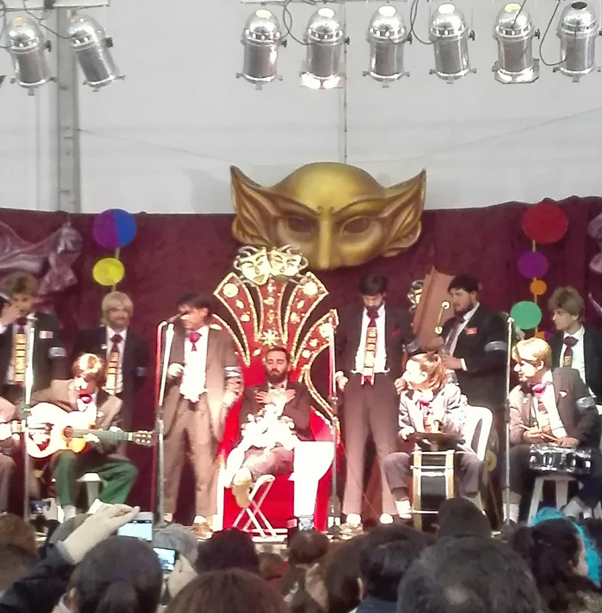 Mara_PQ's tweet photo. Gran actuación de la @ChirigotaBizc8 y cómo bailamos al ritmo de la @ChirigotaCamas 
🎭 Noche carnavalera 🎭 https://t.co/W6gojRyzod
