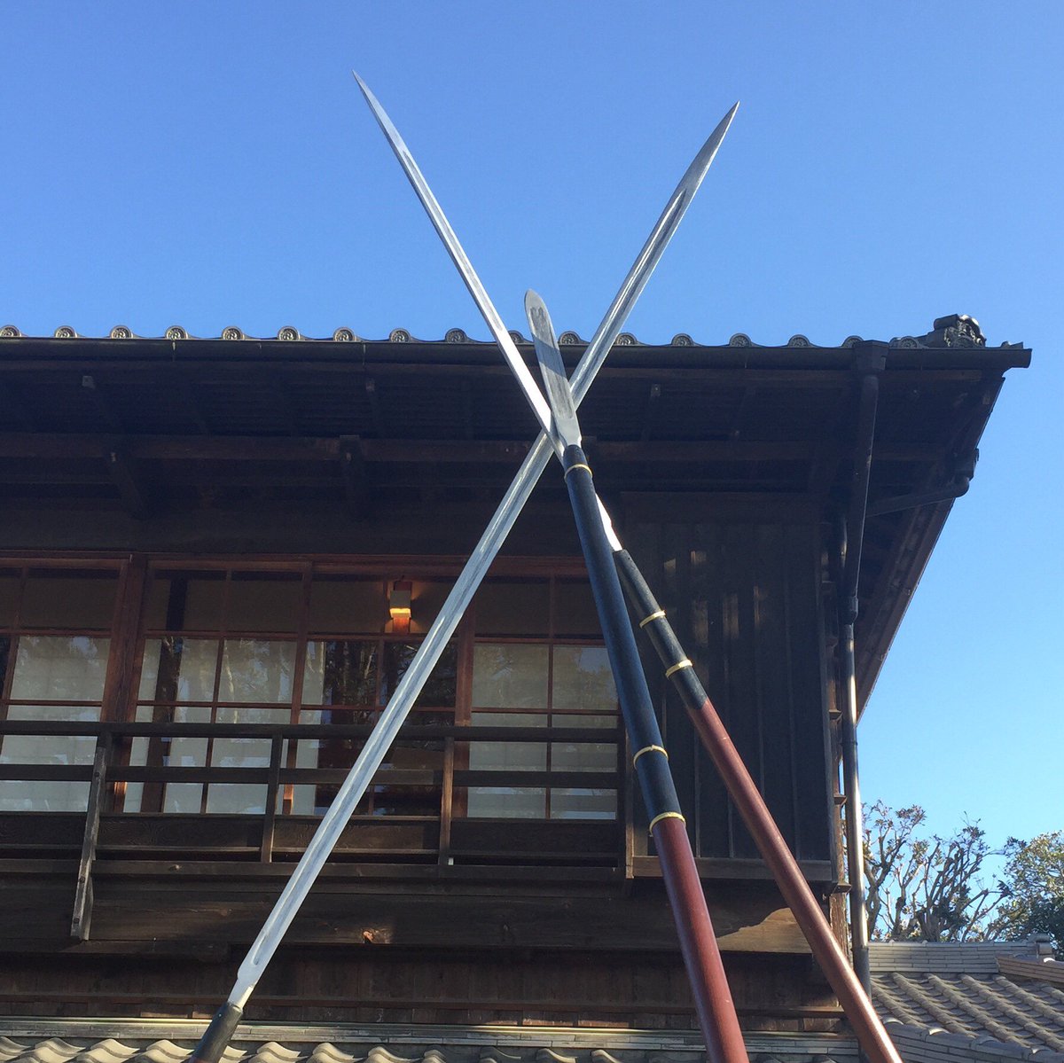 島田市博物館分館に場所が移されていた御手杵 蜻蛉切 日本号の三名槍レプリカ 青空の下で手に持って撮影が出来るの 槍ものびのびとして気持ちが良さそうだし 建物と比較したサイズもわかりやすいしでとてもイイ 分館は本館のチケットの残りがあれば無料で入れます 島田市博物館分館に場所が移されていた御手杵 蜻蛉切 日本号の三名槍レプリカ 青空の下で手に持って撮影が出来るの 槍ものびのびとして気持ちが良さそうだし 建物と比較したサイズもわかりやすいしでとてもイイ 分館は本館のチケットの残りがあれば無料で入れます