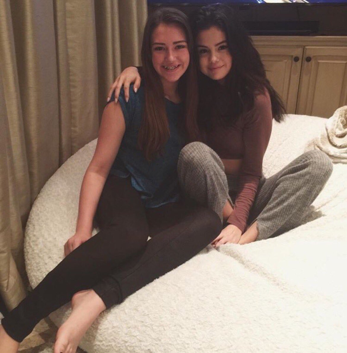 abelenaupdates_'s tweet photo. madisonelizabethgage via Instagram: "Cousin Love. 💙" https://t.co/y80GkSNXya