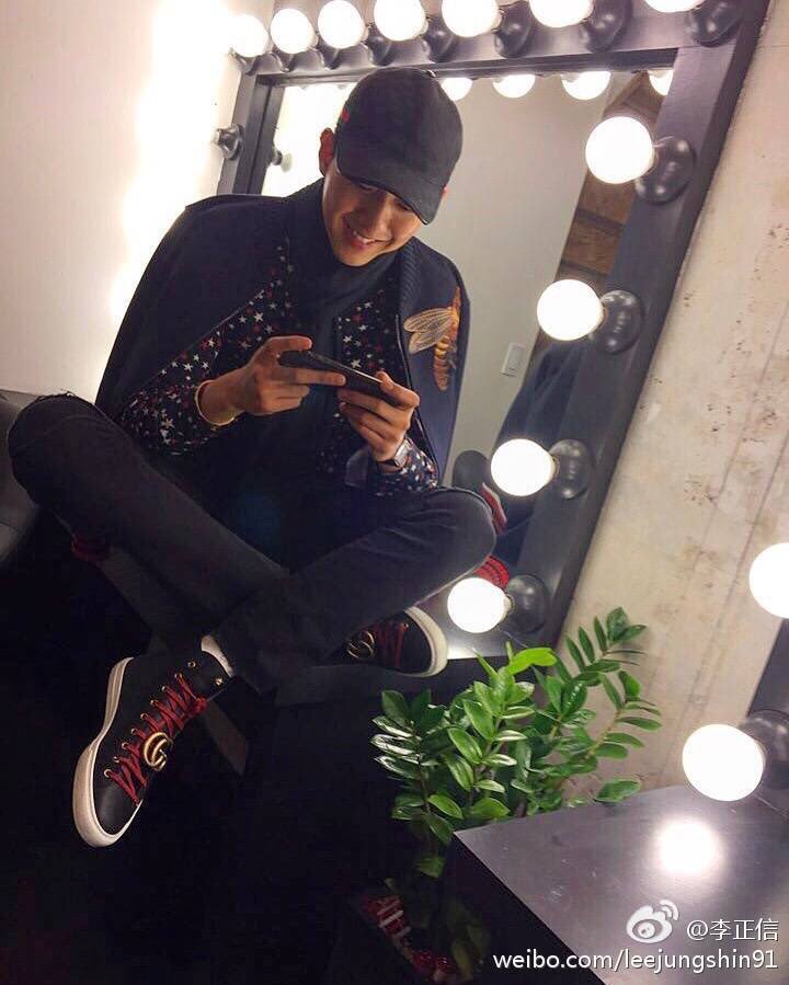 cnblueljs's tweet photo. @DERPOVIAGENCY hello piyeon,  i'm lee jung shin from cnblue wanna order latte. Mind to verify? #DCVerif https://t.co/q8JmeD57to