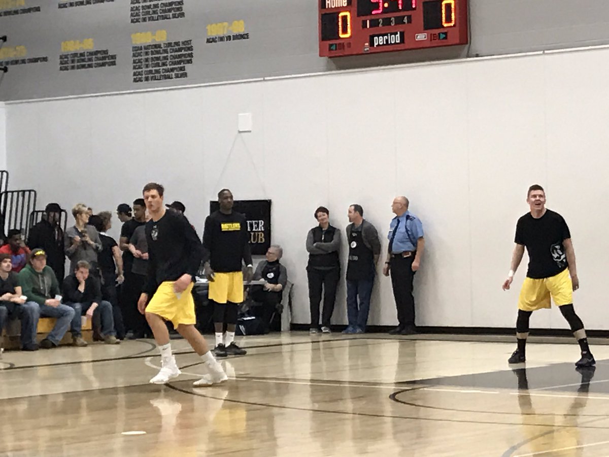 ACAC_Sport's tweet photo. Warm ups underway ahead of the bronze medal game between @rdcathletics and the @MHC_Rattlers game starts around 5:15. #ACACMBB2017 https://t.co/UIyWM3R4ou