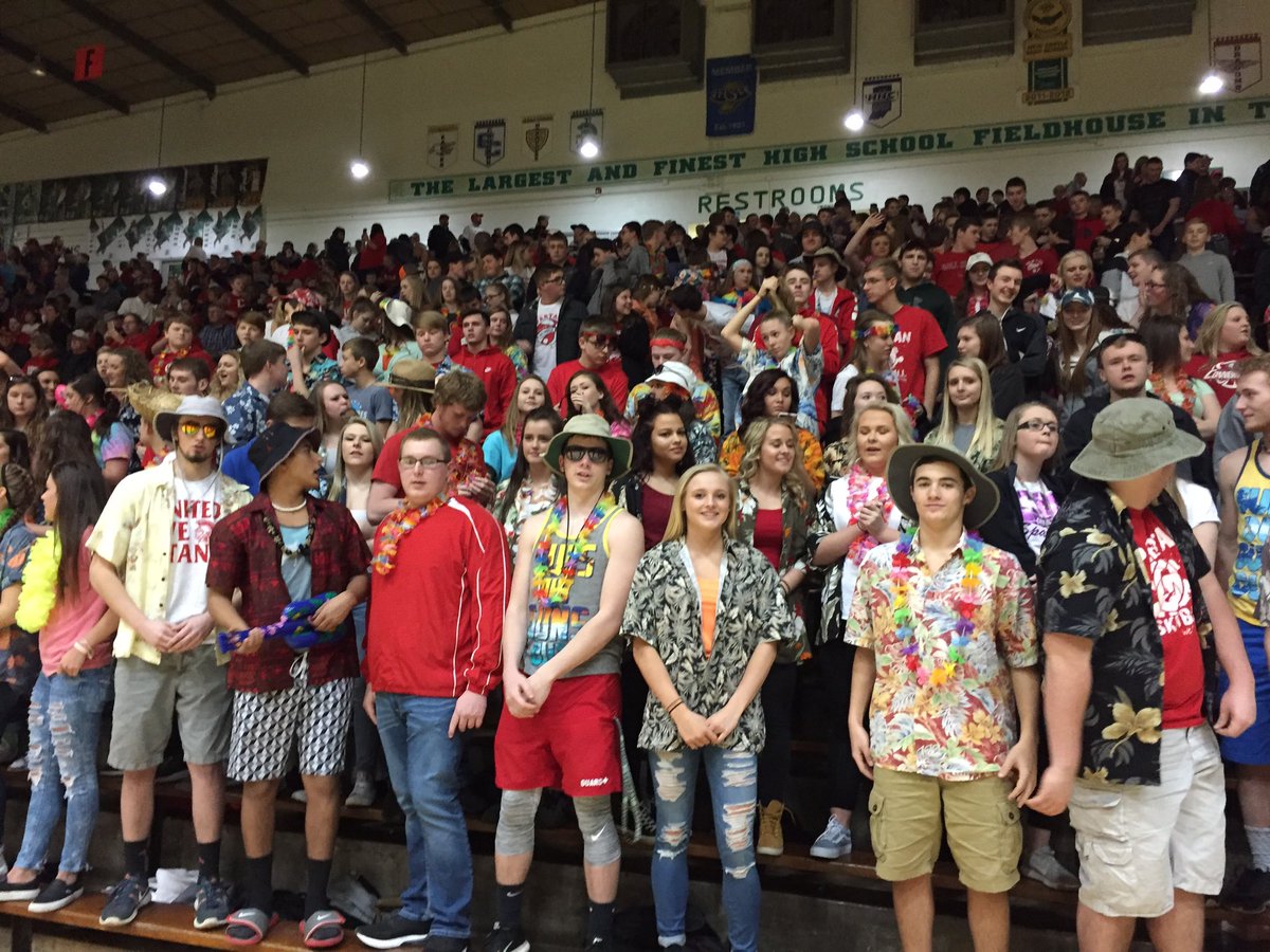 Kmix_1069fm's tweet photo. #CheerBlock in Hawaiian πΊ theme for tonight's #IHSAA Sectional 9 championship. #SpartanPride @cvillespartans @SpartanBBall3 https://t.co/Mc6pvGnR4q