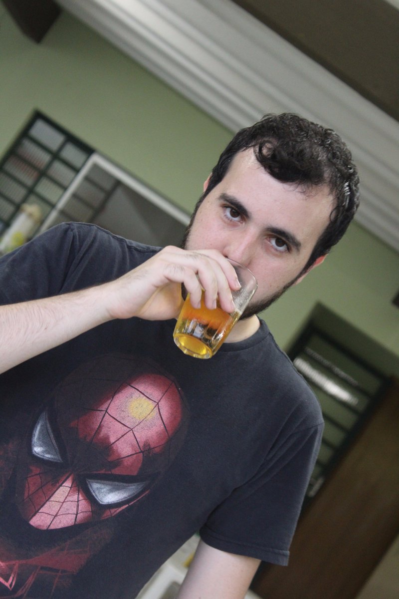 jmaiacl's tweet photo. Quando vc ta tomando uma cerveja de boa, mas lembra dos problemas sociais do país https://t.co/tdC5JHZDoK