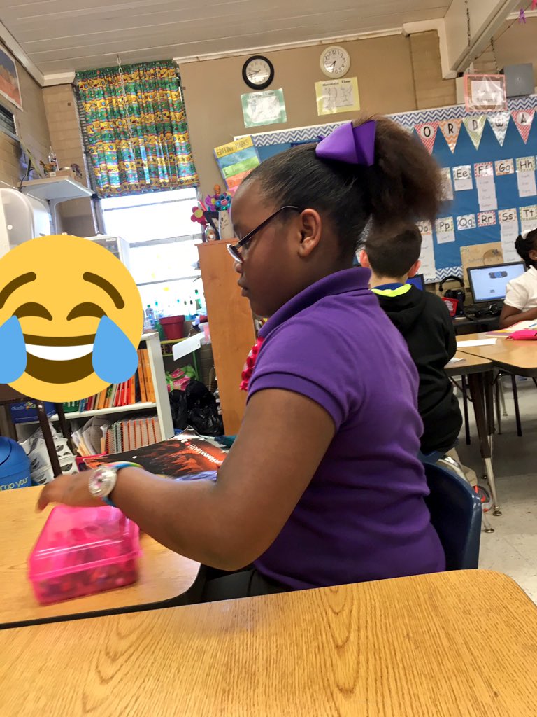 JaydonRandom's tweet image. Omg I took picture of her hahaha😂😂 in school got em