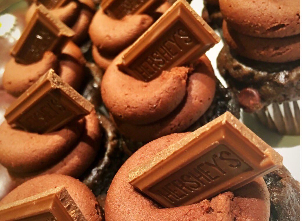 Trailercakes's tweet photo. Make it a #sweet #Saturday night by getting some #slapyourmama #chocolate-cake! #Dallascupcakes #we-deliver #doordash #ubereats https://t.co/VM0nxrtjgH