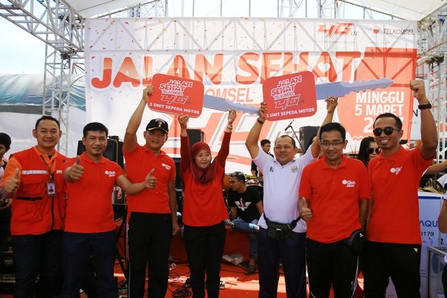 putrodewanto's tweet photo. Launching Telkomsel 4G kota Madiun. Tdk hanya heboh iklan, tapi infrastruktur nyata dibangun. #MNTreg5 #SinergiTelkomGroup https://t.co/qzQuohcV9q