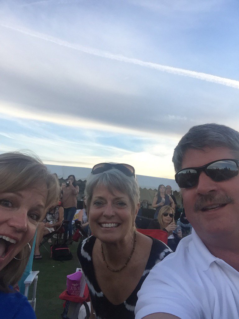 didunn07's tweet photo. Thanks for a great day @livethegoodlife #TGLF https://t.co/QuY0AJB4bl