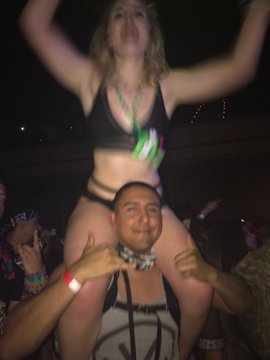 MaureenKooy's tweet photo. Hella late, but wobbleland was a blast with my lovelies π€πΌπ #rollingtits https://t.co/zXxWJnyf1Z