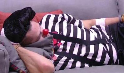 bbb's tweet photo. ⚪️ Marcos: voto vale 2 na segunda-feira 
🔴 Roberta: indica alguém para o Paredão 
#RedeBBB #BBB17 https://t.co/qcFCOpu2nP