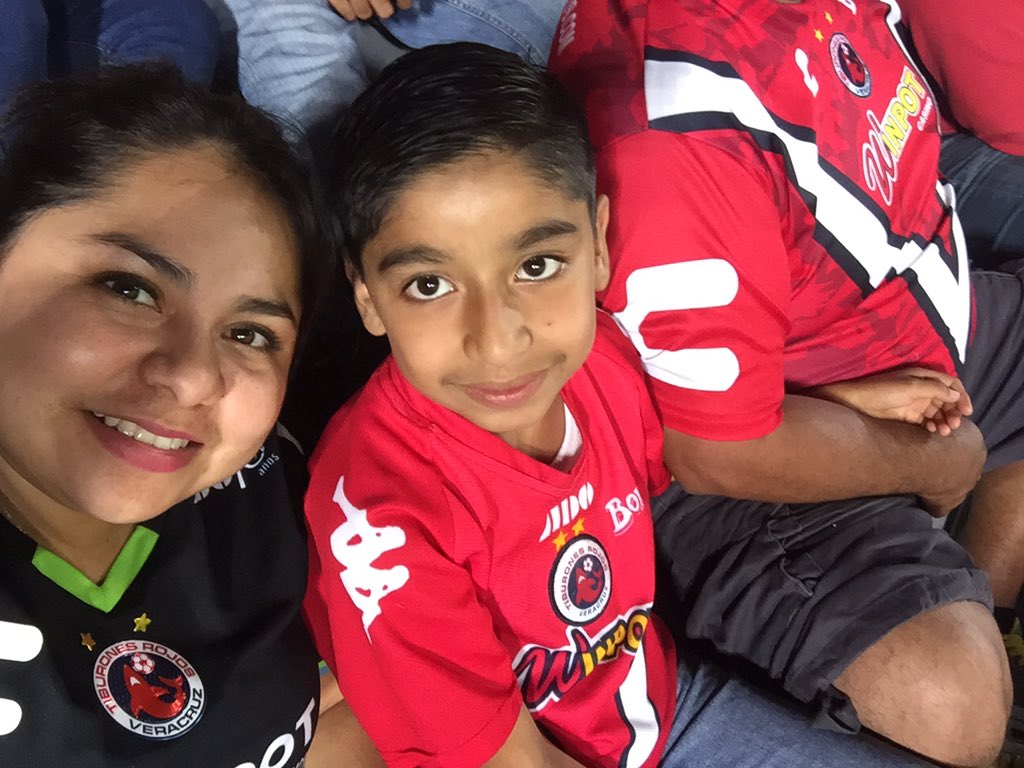 sandy_leydy's tweet photo. @AztecaDeportes @FuerzaMonarca @ClubTiburones @futaztecadep #CompartimosLaEmocion @futaztecadep  siempre tiburón 🤗 https://t.co/Ay0CyTBQsz