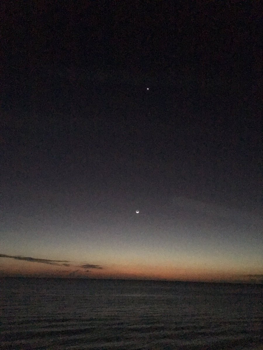 And as the skies slowly dress in Nyx' cold, dark dress~ 🌌💙 —