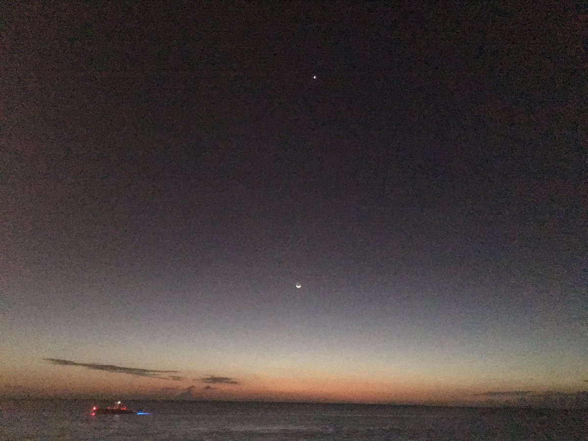 MythicalWriter's tweet photo. And as the skies slowly dress in Nyx' cold, dark dress~ 🌌💙 — https://t.co/5TdTBBsTdT