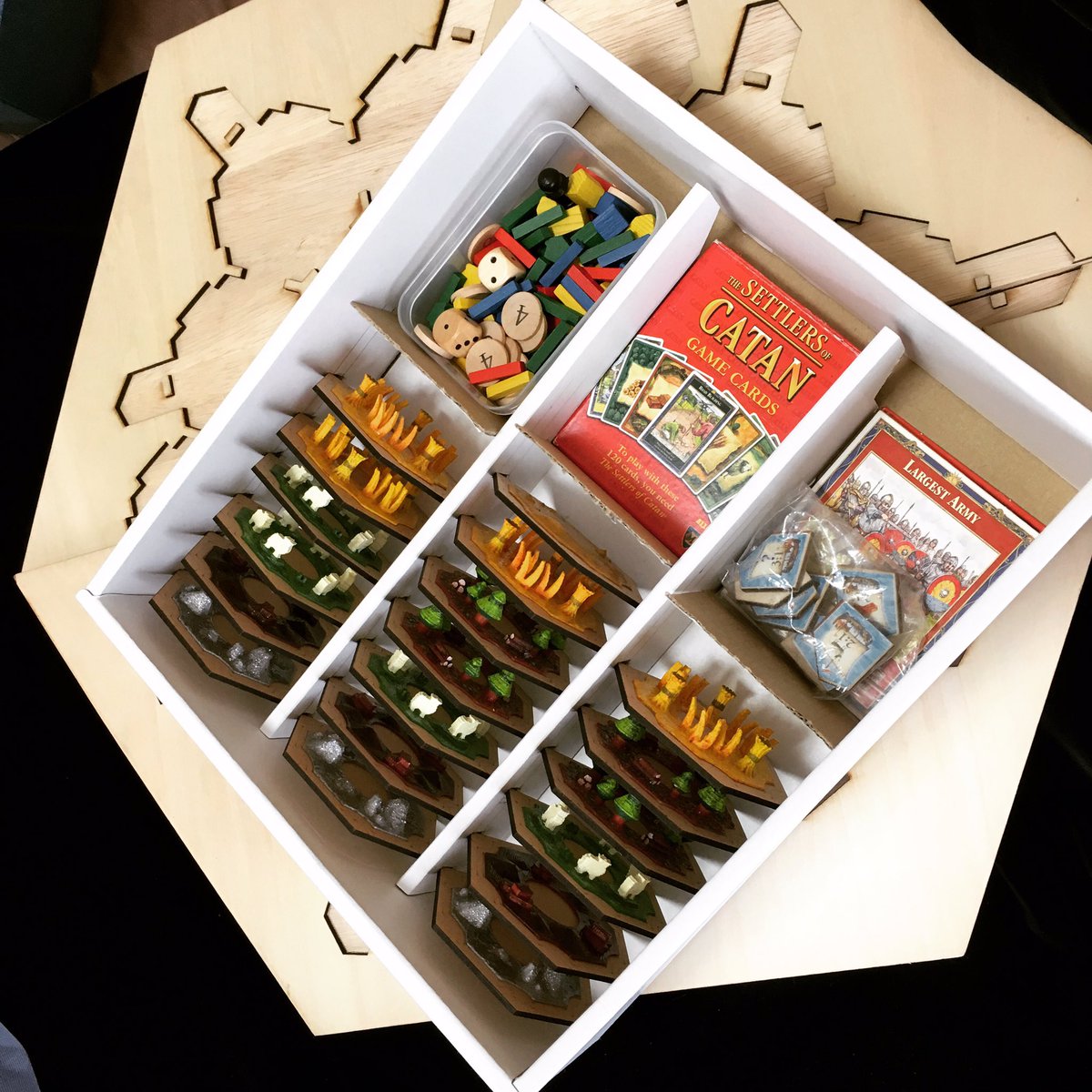 ボードゲームプレイスペース シュピール على تويتر お歳暮にもらった霧島飲み比べセットの箱を利用して3dカタン収納ボックスを自作 安定感がイマイチですが よしとしようw ボードゲームプレイスペース シュピール على تويتر お歳暮にもらった霧島飲み比べセットの箱を利用して3dカタン収納ボックスを自作 安定感がイマイチですが よしとしようw