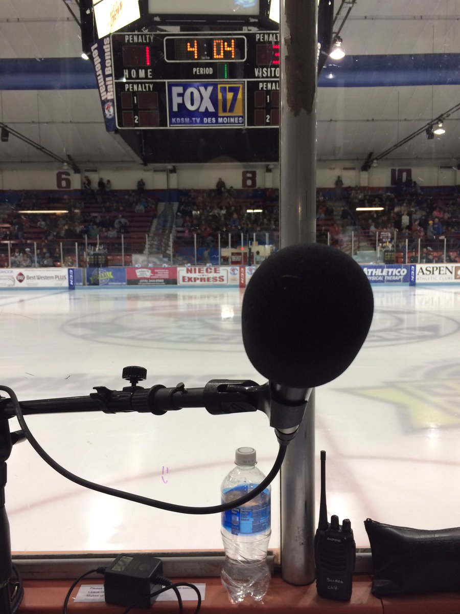 AndyHallRadio's tweet image. Front row seat for tonight's @bucshockey tilt vs Sioux Falls.  @USHL #VoxInTheBox