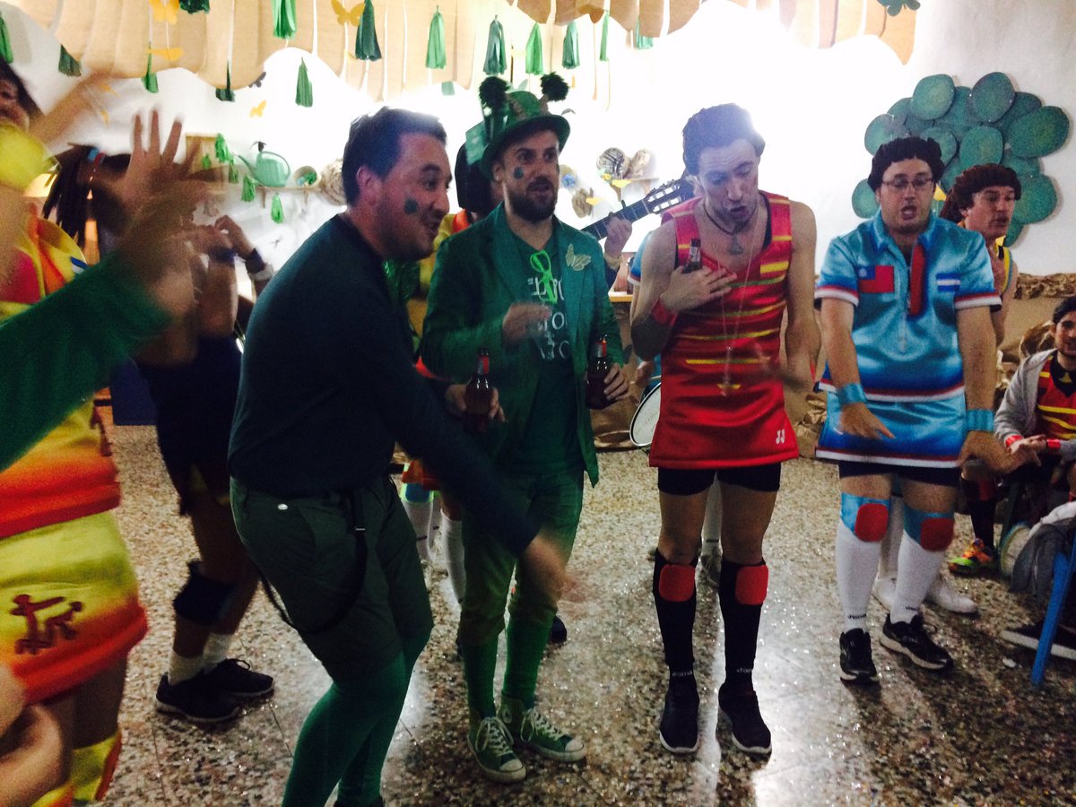 Uno de los grandes momentos que hemos vivido en nuestra calle hoy. Grandes <a href="/ChiriVillarrasa/">Chirigota Villarrasa</a> 🎭❤️