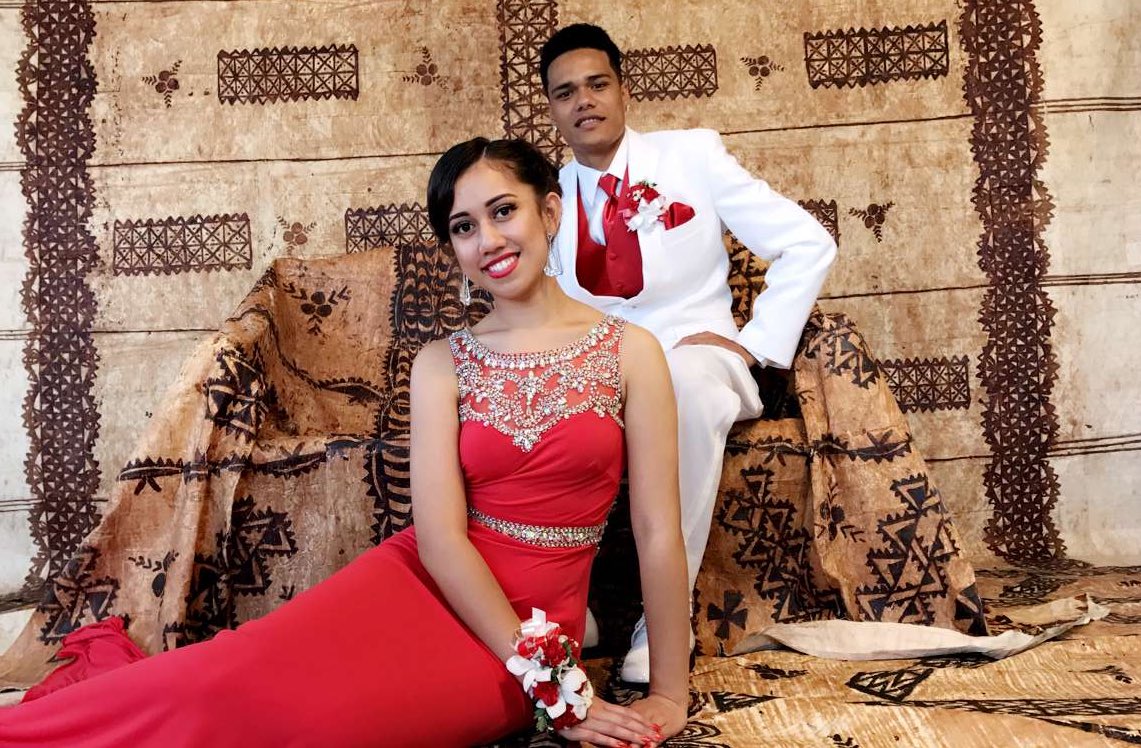 _avmt's tweet photo. My sister is gorgeous af 😩😍 #LesliesProm2k17 ✨ #HawaiiK https://t.co/RtBeKcGqwn