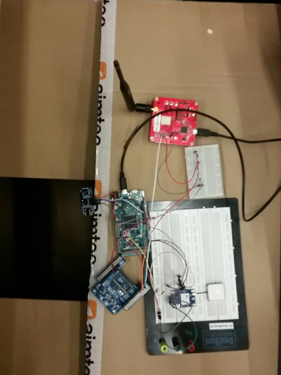 meda009's tweet photo. A je to! Řešení jsme nasadili přímo na kontejner s obnošeným šatstvem. @etneteractivate #aimtechackathon #aimtechackathon2017 https://t.co/yVGjJa6BeU