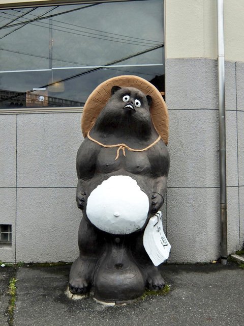 喧嘩上等】めっちゃガンとばしてる!!怖すぎるタヌキの置物に胸が